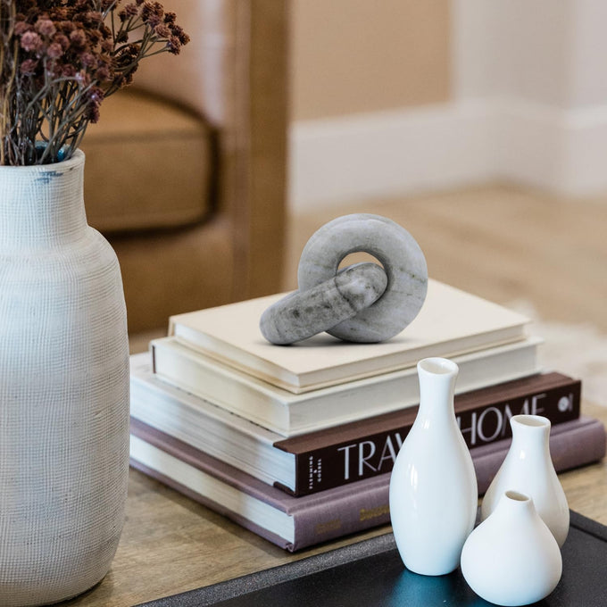Marble Chain Link Decor - Small Bookshelf Decorative Object, Marble Decor Mid Century Modern Marble Accent for Neutral Home Decor, Room Decor, 3x4x3 Inches (White Chain)